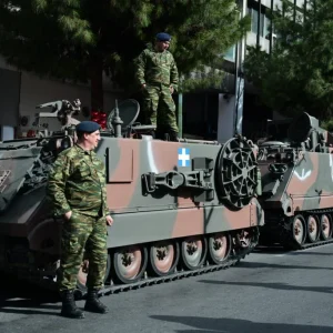 Πλήθος κόσμου, ένστολοι και άρματα στο κέντρο της Αθήνας για τη μεγάλη στρατιωτική παρέλαση για την 25η Μαρτίου – Δείτε  live