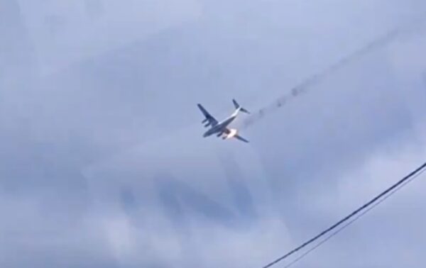 Ρωσία: Στρατιωτικό αεροπλάνο έπιασε φωτιά και συνετρίβη μετά την απογείωση – Επέβαιναν 15 άτομα – Βίντεο από τη συντριβή