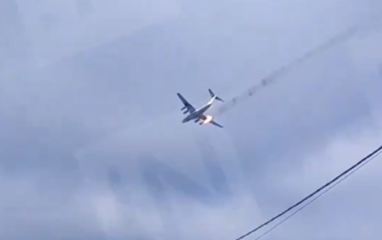 Ρωσία: Στρατιωτικό αεροπλάνο έπιασε φωτιά και συνετρίβη μετά την απογείωση – Επέβαιναν 15 άτομα – Βίντεο από τη συντριβή