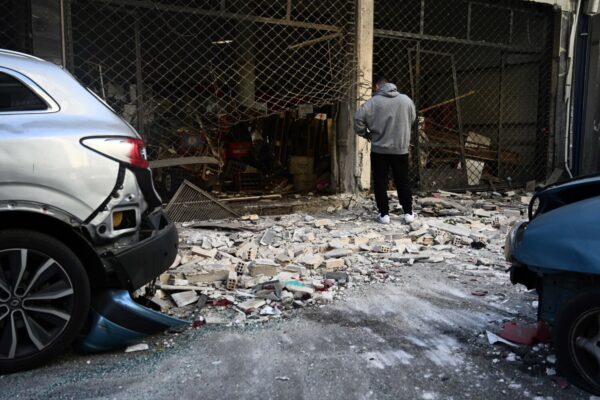 Καλλιθέα: Ισχυρή έκρηξη σε κάβα – Βίντεο – ντοκουμέντο – «Η κάβα ανήκει σε ιδιοκτήτη νυχτερινού κέντρου»