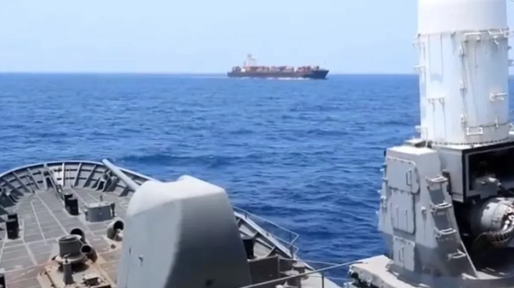 Επιχείρηση «Ασπίδες»: H φρεγάτα «Ύδρα» σε δράση – Προστατεύει  εμπορικό πλοίο – Βίντεο