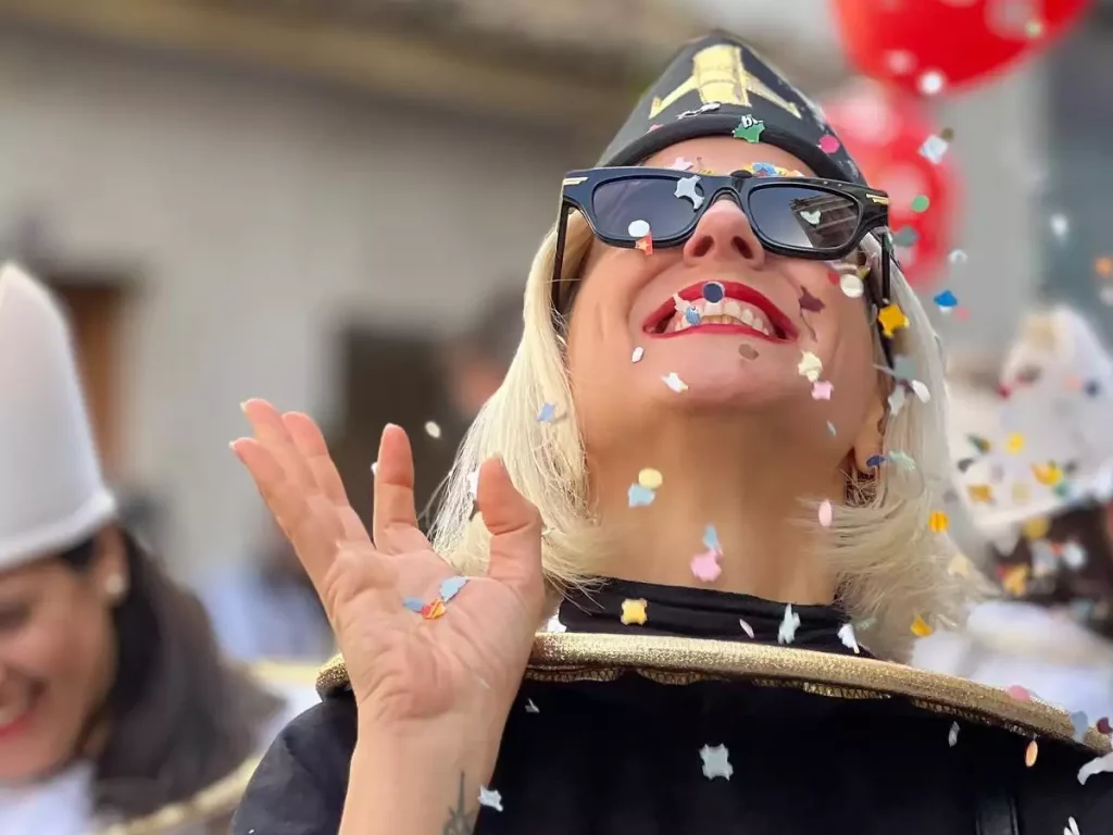 Χριστίνα Κοντοβά: Διασκεδάζει στο Πατρινό Καρναβάλι με την κόρη της– Φωτογραφίες