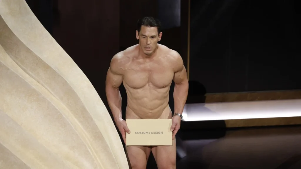 Όσκαρ 2024: Ο Τζον Σίνα εμφανίστηκε γυμνός στη σκηνή για να δώσει το βραβείο καλύτερων κοστουμιών