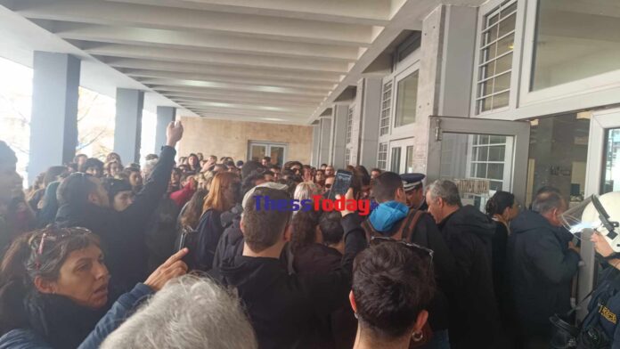 Θεσσαλονίκη: Ένταση έξω από τα Δικαστήρια κατά τη μεταγωγή των 49 συλληφθέντων στο ΑΠΘ (βίντεο)