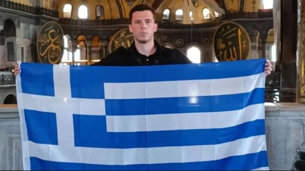 Έλληνας άνοιξε τη ελληνική σημαία στην Αγία Σοφία – «Αγαπημένη μου Πόλη, για πάντα Ελληνική» – Αντιδράσεις στην Τουρκία