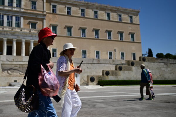 Καιρός: Με 40άρια και μελτέμι και οι επόμενες ημέρες – Αναλυτική πρόβλεψη από τη μετεωρολόγο της ΕΡΤ (Βίντεο)