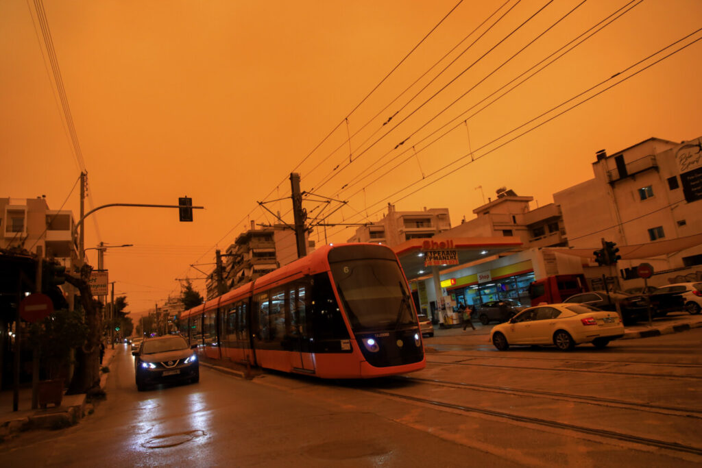 Καιρός: Βροχές και καταιγίδες μέχρι τη Δευτέρα και αφρικανική σκόνη σε δύο δόσεις – Χάρτες