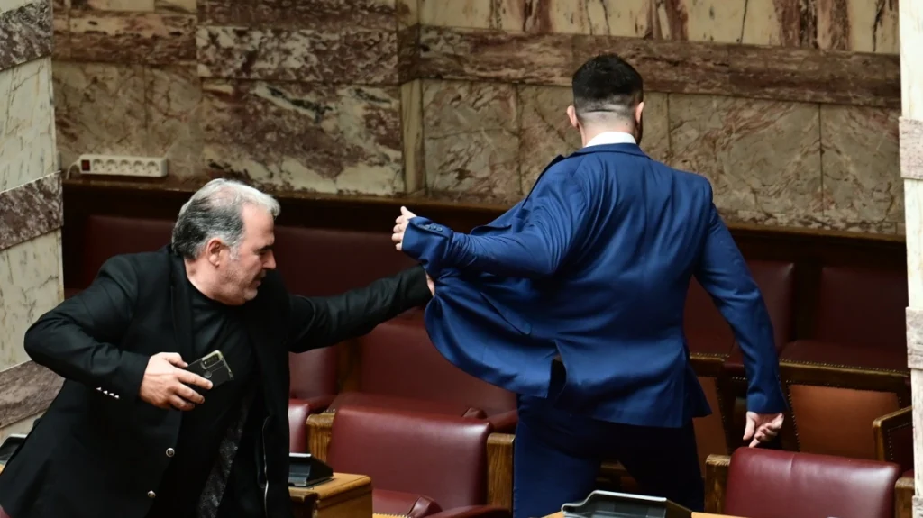 Ξύλο στη Βουλή: Ο Κ. Φλώρος γρονθοκόπησε τον βουλευτή της Ελληνικής Λύσης Β. Γραμμένο – Καρέ καρέ η επίθεση