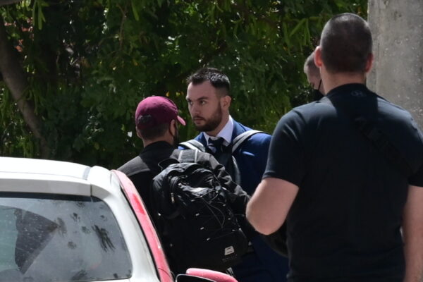 Κωνσταντίνος Φλώρος: Προσήχθη στην ανακρίτρια να απολογηθεί για τη γροθιά στον βουλευτή Β.Γραμμένο