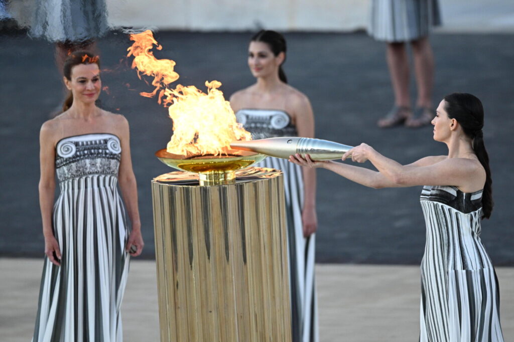 Η Αθήνα παρέδωσε την Ολυμπιακή Φλόγα στο «Παρίσι 2024» – Δείτε βίντεο και φωτογραφίες από την τελετή στο Καλλιμάρμαρο
