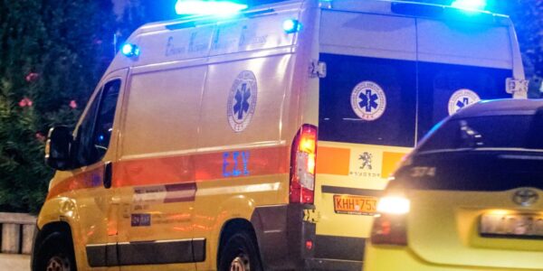 Χαλκιδική: Άγρια συμπλοκή με μαχαίρια και όπλο σε beach bar – Έντρομοι οι θαμώνες – Τρείς τραυματίες –  «Ένας με σφαίρα στο στέρνο» λέει διασώστης