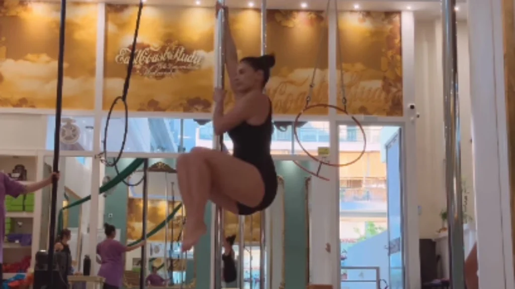 Χριστίνα Μπόμπα: Εξασκείται στο pole dancing – Βίντεο