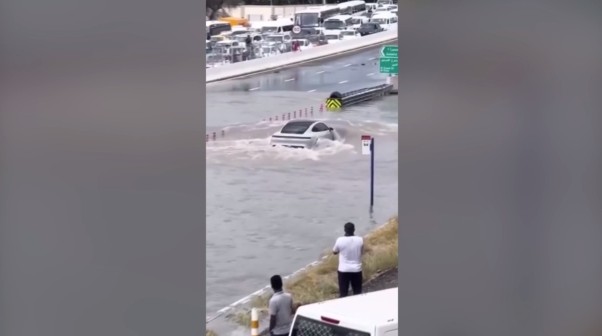 Nτουμπάϊ: Καταστροφικές πλημμύρες με 18 νεκρούς – Μετατράπηκε σε πλωτή πόλη (βίντεο)