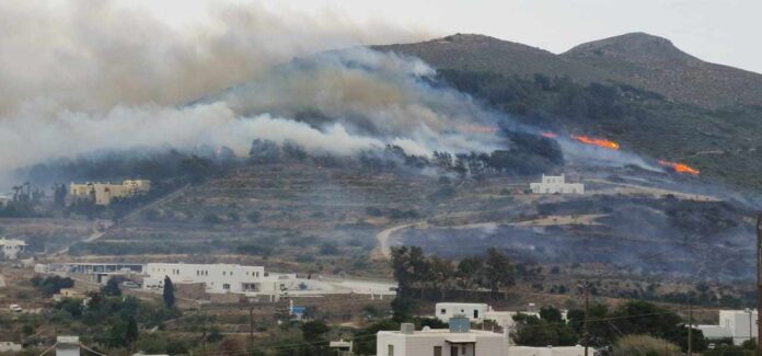 Πάρος: Υπό έλεγχο η φωτιά – Φόβοι για αναζωπύρωση εξαιτίας των ισχυρών ανέμων (βίντεο)