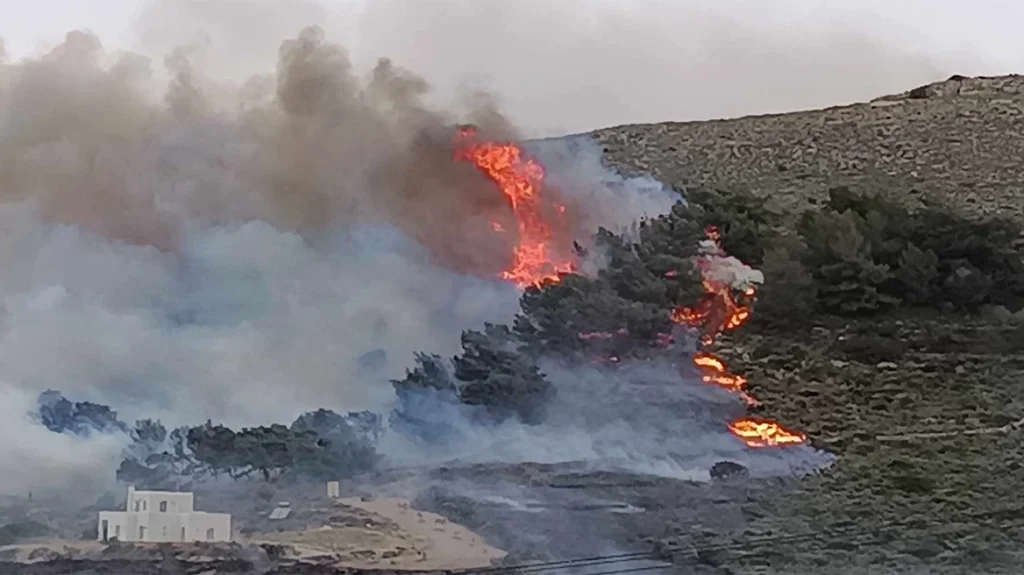 Φωτιά στην Πάρο: Μήνυμα του 112 στους κατοίκους της Παροικιάς – Καίει κοντά σε σπίτια (βίντεο)