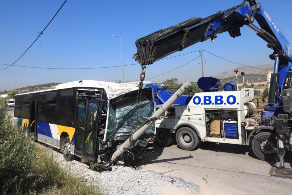 Τροχαίο – Λιόσια: Λεωφορείο του ΟΑΣΑ έπεσε σε κολώνα –Πέντε τραυματίες (εικόνες)