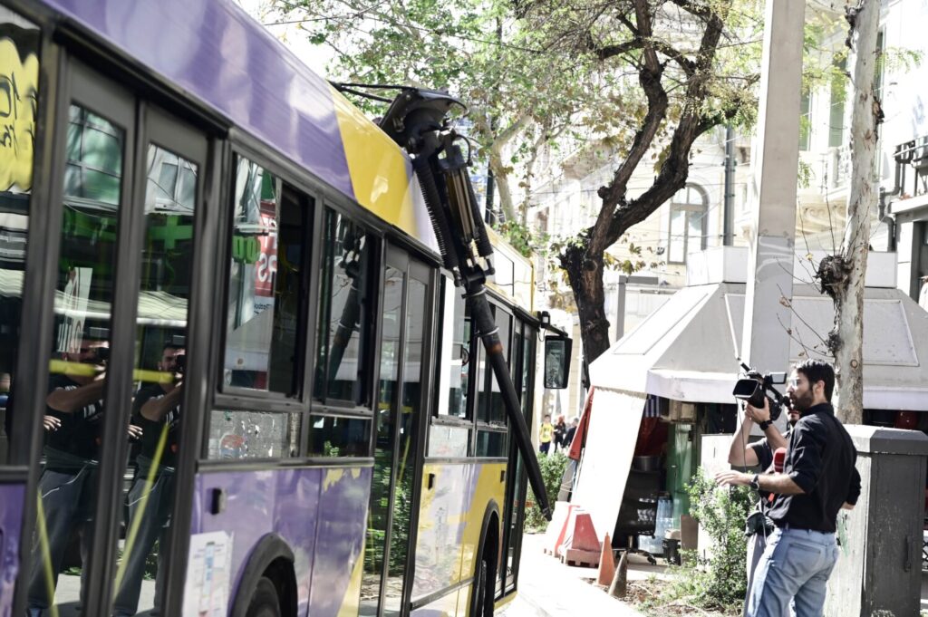 Πανεπιστημίου: Τροχαίο ατύχημα με τουριστικό λεωφορείο και τρόλεϊ – Εξι τραυματίες – Δείτε εικόνες
