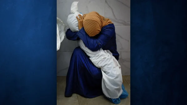 World Press Photo: Φωτογραφία της χρονιάς η  εικόνα της Παλαιστίνιας που κρατά στην αγκαλιά της τη νεκρή ανιψιά της