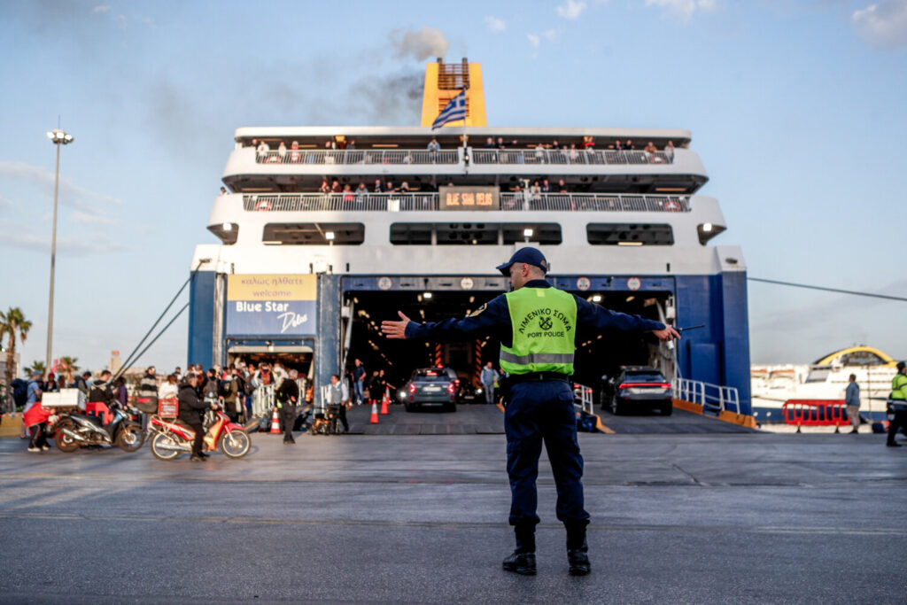 Συναγερμός μετά από προειδοποίηση για βόμβα στο Blue Star 1 – Εκκενώθηκε το πλοίο με 750 επιβάτες