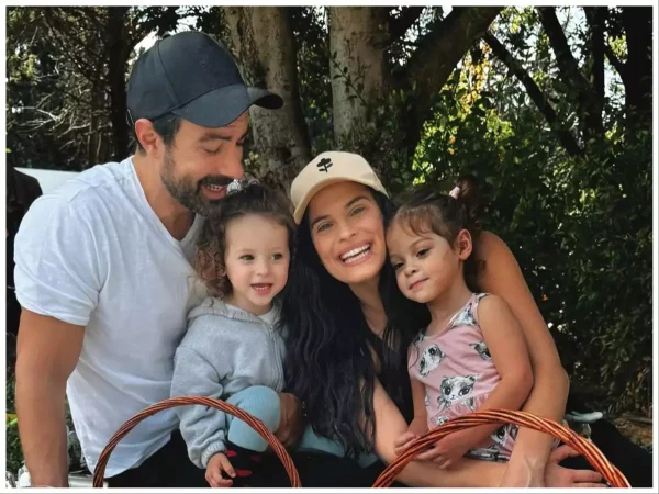 Χριστίνα Μπόμπα: Βόλτα και «αθλητικές» δραστηριότητες με τις δίδυμες κόρες της