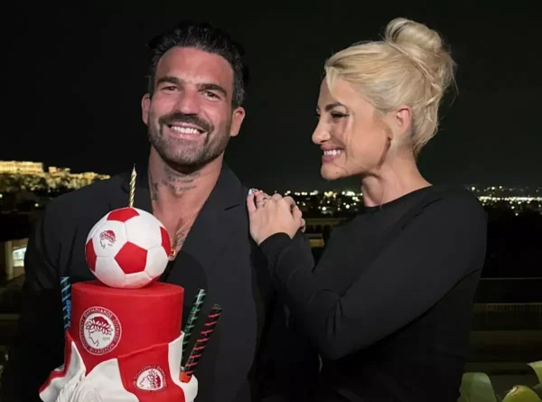 Δημήτρης Αλεξάνδρου: Το πάρτι γενεθλίων με θέα την Ακρόπολη, η τούρτα και το φιλί στην Ιωάννα Τούνη – Βίντεο