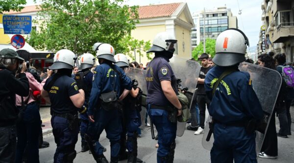 Έφοδος της ΕΛΑΣ για εκκένωση της κατάληψης στη Νομική Σχολή – 27 προσαγωγές – Τι βρέθηκε μέσα στη Σχολή (εικόνες&βίντεο)