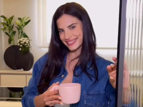 Χριστίνα Μπόμπα: Στην κουζίνα με τις δίδυμες κόρες της έφτιαξαν μελομακάρονα – Βίντεο