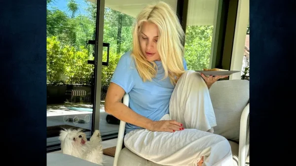 Ελένη Μενεγάκη: Το πρωϊνό ξύπνημα και η φωτογραφία με το σκύλο της