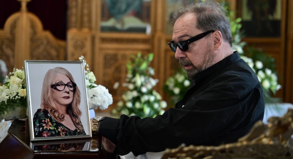 Άννα Παναγιωτοπούλου: Συγκίνηση στην κηδεία της σπουδαίας ηθοποιού – Συντετριμμένος ο Σταμάτης Φασουλής – Φωτογραφίες
