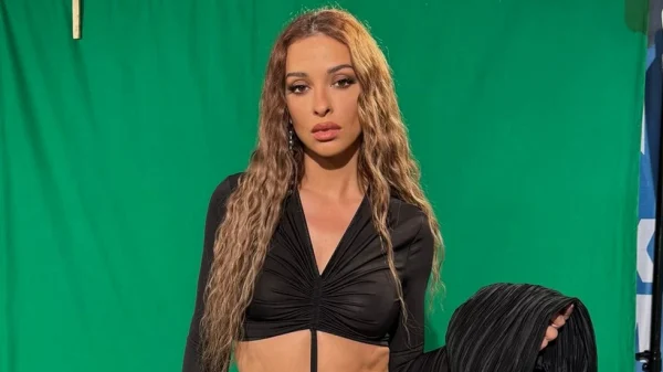 Ελένη Φουρέιρα: O γιός της ζωγραφίζει τα … πόδια της – Δείτε το βίντεο