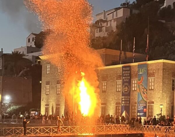 Πάσχα: Φαντασμαγορικό θέαμα με πυροτεχνήματα στην Ύδρα μετά από το παραδοσιακό κάψιμο του Ιούδα (εικόνες&βίντεο)