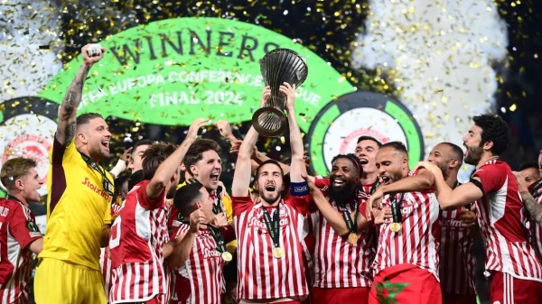 Ολυμπιακός: O Θρύλος σήκωσε το ευρωπαϊκό –  Η απονομή του τροπαίου στο Conference League (βίντεο)