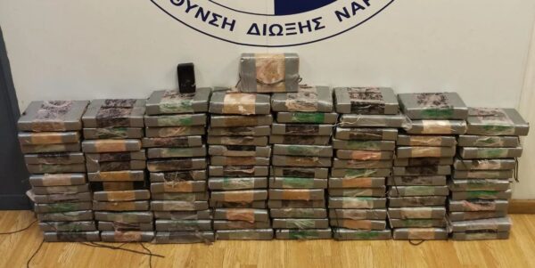 Πειραιάς: Τα κατεψυγμένα καλαμαράκια από το Περού έκρυβαν  110 κιλά κοκαίνης (εικόνες&βίντεο)