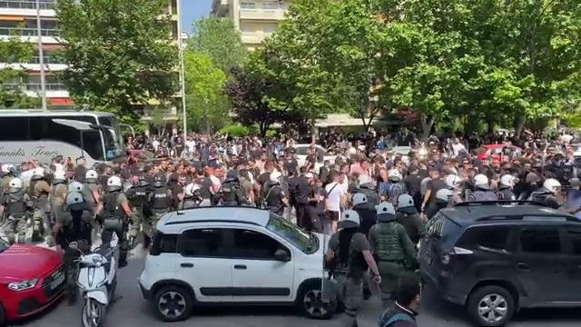 Θεσσαλονίκη: Συγκεντρώθηκαν έξω από το Makedonia Palace οι οπαδοί του ΠΑΟΚ – Απομακρύνθηκαν από την ΕΛ.ΑΣ. (βίντεο)