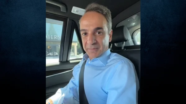 Μητσοτάκης στο TikTok: «21 και σήμερα» – H θεωρία συνωμοσίας ότι είναι με αλυσίδες στην… Ουγκάντα