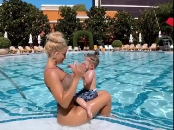 Iωάννα Τούνη: Στην Χαλκιδική κάνει τα μπάνια της η Ιωάννα Τούνη με τον γιό της Πάρη – Βίντεο