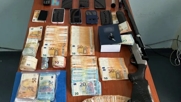 Χαλκίδα: Εξαρθρώθηκε κύκλωμα εφοριακών που εκβίαζε επιχειρηματίες Ο φάκελος με τα 10.000 ευρώ – Η αρχηγός, η «Λίνα» και το «βαθύ λαρύγγι»
