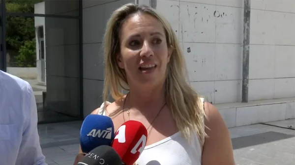 Έλενα Αθανασοπούλου: «Ηθικά νιώθω δικαιωμένη» , λέει στις πρώτες δηλώσεις μετά την αθώωση του σκηνοθέτη (βίντεο)
