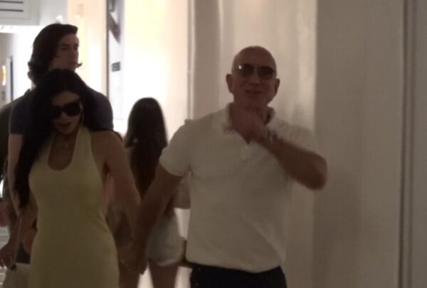 Στην Μύκονο ο δισεκατομμυριούχος ιδρυτής της Amazon, Τζεφ Μπέζος – Μαζί του η σύντροφος και ο γιος του – Βίντεο