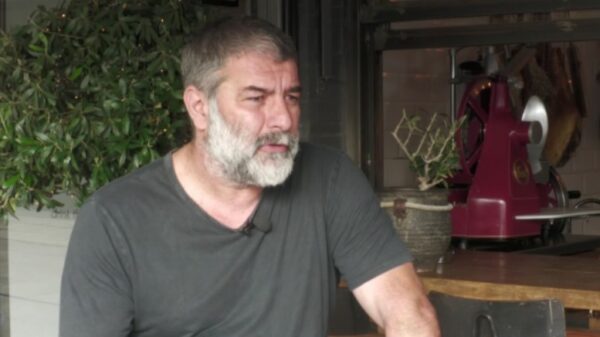 Στην Τροχαία ο Βασίλης Μπισμπίκης – Τον αναζητούσαν οι Αρχές για φθορές σε αυτοκίνητα στη Φιλοθέη και εγκατάλειψη από το σημείο