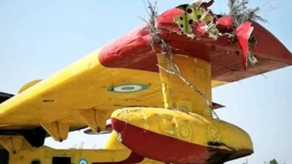 Φωτογραφία – ντοκουμέντο από το σπασμένο φτερό του Canadair που χτύπησε σε δένδρο  ενώ  επιχειρούσε στη φωτιά της Ναυπακτίας (βίντεο)