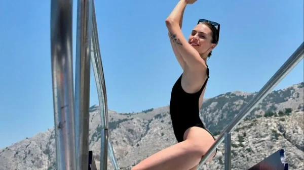 Κάτια Ταραμπάνκο:  Σκαφάτη απολαμβάνει τον ήλιο και τη θάλασσα στη Σύμη