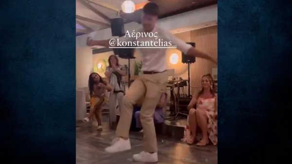 Γιάννης Κωνσταντέλιας: To ζεϊμπέικικο που χόρεψε στον γάμο της αδερφής του – «Αέρινος» (βίντεο)
