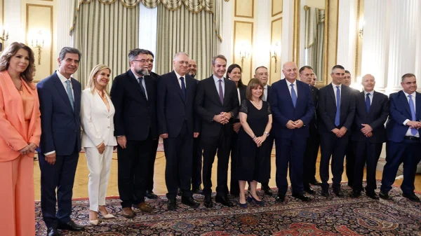 Ορκίστηκαν τα νέα μέλη της κυβέρνησης – Με τις οικογένειες τους στην ορκωμοσία (βίντεο)