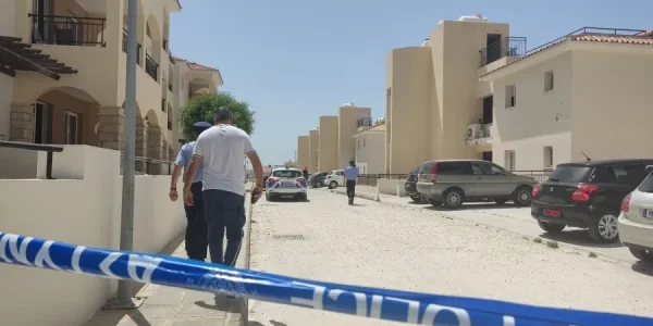 Δολοφονία  στην Πάφο: Μαχαίρωσε τη σύζυγο του και την πέταξε από το μπαλκόνι – Γείτονας τηλεφώνησε 4 φορές στην Αστυνομία πριν  το φονικό