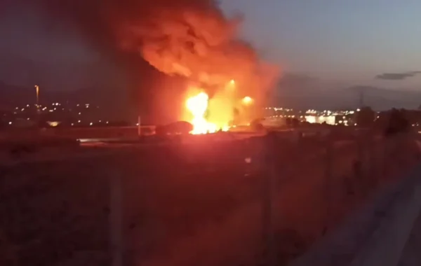 Μεγάλη φωτιά μετά από ανατροπή βυτιοφόρου  με καύσιμα στην Αθηνών-Κορίνθου (Βίντεο)