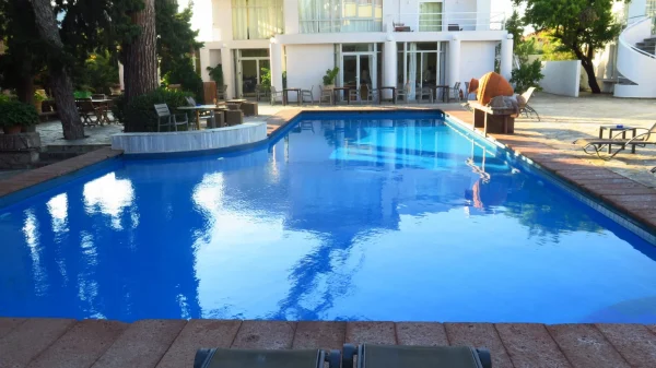 Καλαμπάκα: Τουρίστρια ανασύρθηκε νεκρή από πισίνα ξενοδοχείου – 2 συλλήψεις