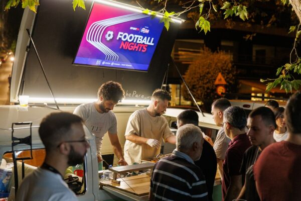 Οι κλασικοί τύποι φιλάθλων που βρίσκονται σε κάθε παρέα – Γκουντάρας, Μανίκας και Πασσάς προσφέρουν άφθονο γέλιο σε football night για τον αγώνα Αυστρία-Τουρκία