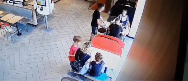 Ανήλικος «ποντικός» πλησίαζε τα θύματα του ζητούσε οικονομική βοήθεια και τους έκλεβε τα κινητά – Βίντεο από τη δράση του