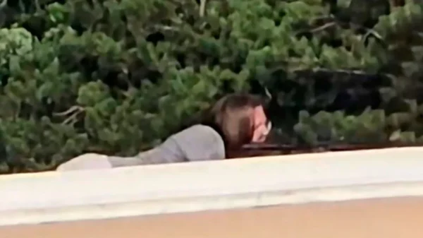 Απόπειρα δολοφονίας Τραμπ: Νέο βίντεο δείχνει πολίτες να έχουν εντοπίσει τον δράστη σε σκεπή πριν τους πυροβολισμούς